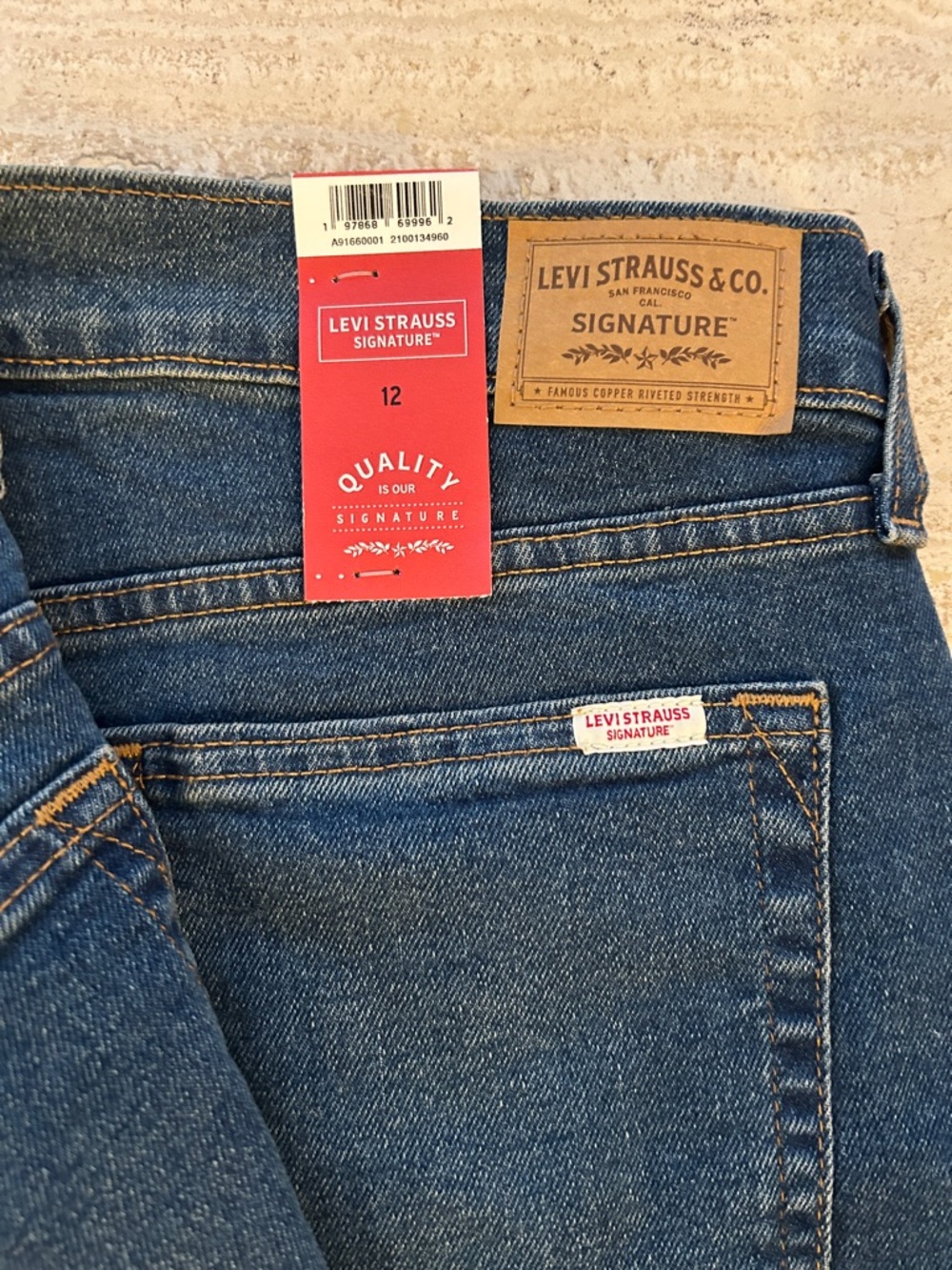 NEW 🆕 Levi’s Strauss Signature Women’s Blue Original Slim Jeans Mid-rise - Picture 3 of 4